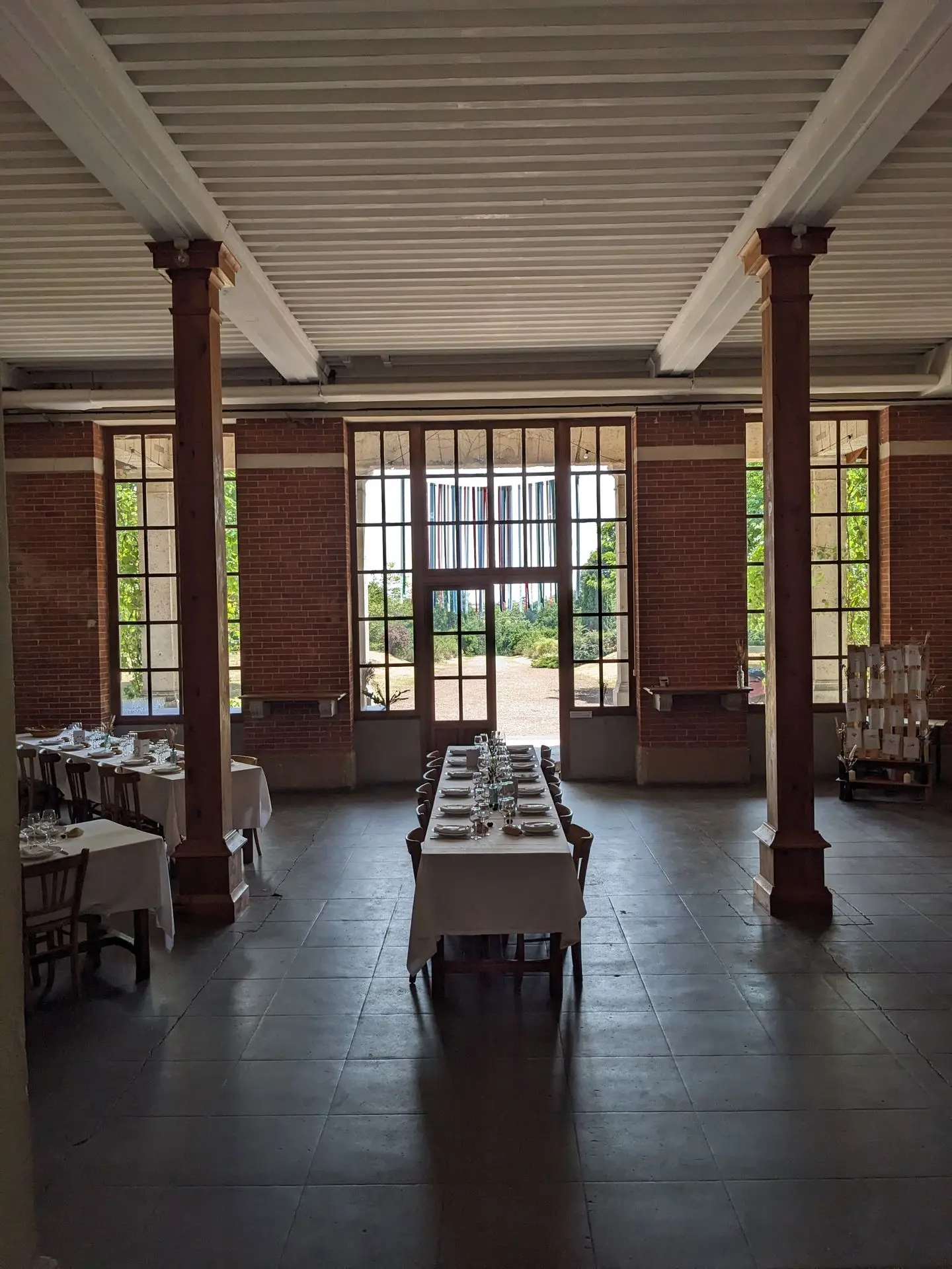 La Rotonde avec tables - accès sur le parc