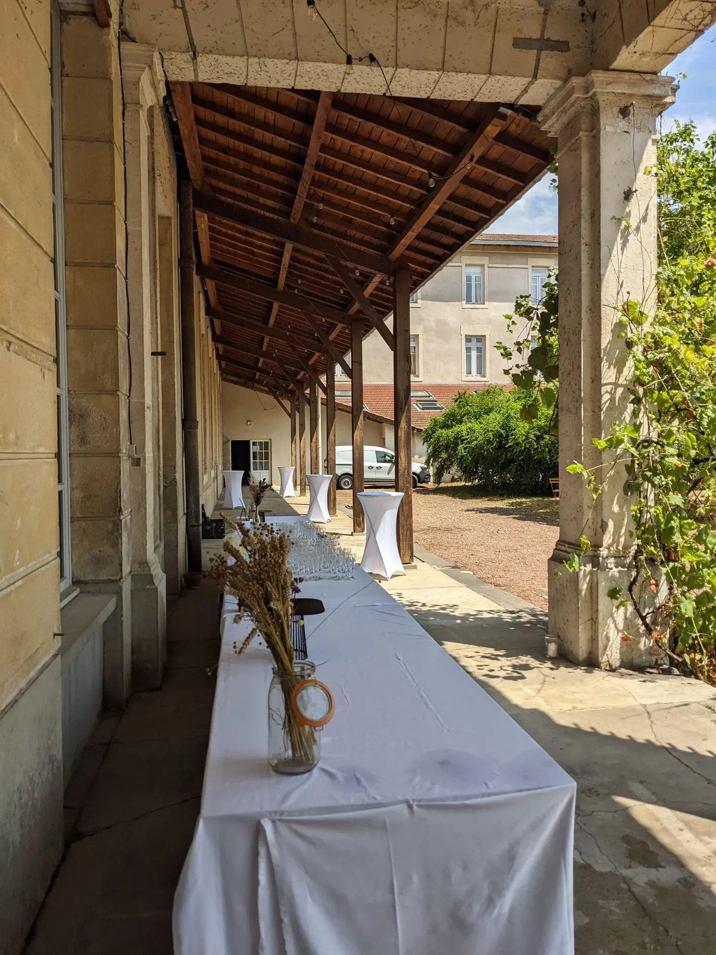 Préau abrité le Grand Domaine Saint Jodard